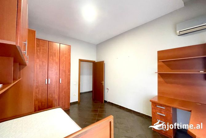 Shtepi me qera Papafingo(kati i catise) ne Tirane, 4+1, Mobilimi Pjeserisht e mobiluar, Pagesa 1,199  Euro.