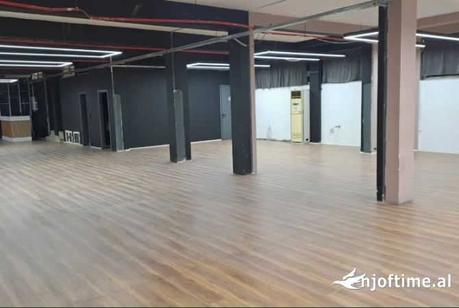 Ambient biznesi me qera 3+1 ne Tirane - 2,501 Euro