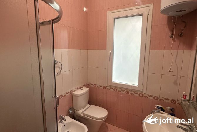 Shtepi me qera Shtepi Private ne Tirane, 2+1, Mobilimi E mobiluar, Pagesa 601  Euro.