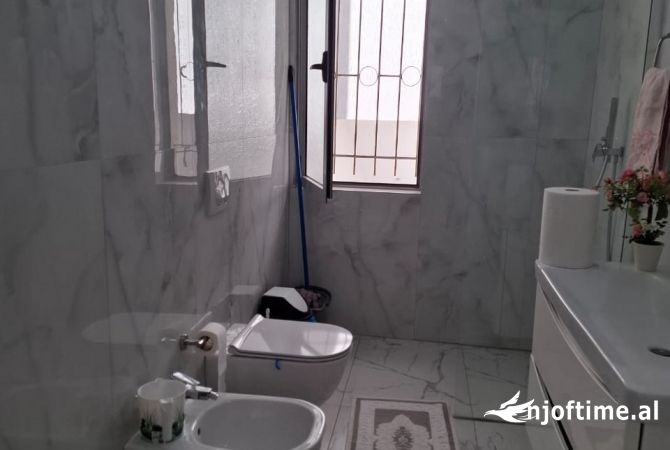 Shtepi ne shitje Apartament ne Tirane, 3+1, Mobilimi E mobiluar, Pagesa 187,001  Euro.
