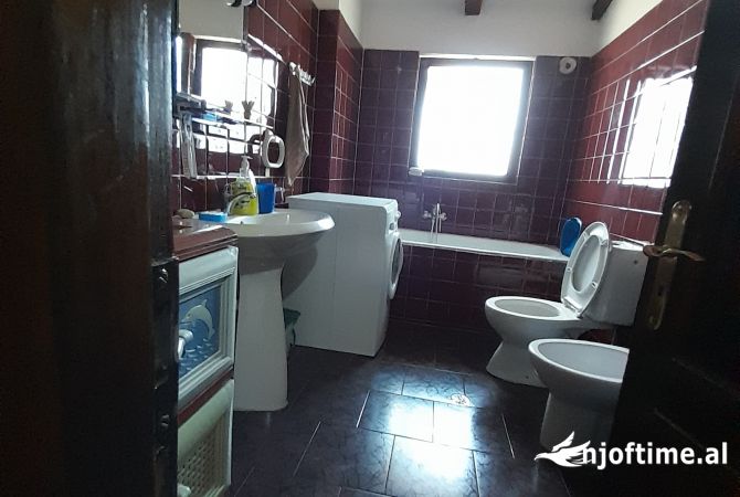 Shtepi ne shitje Apartament ne Tirane, 3+1, Mobilimi E mobiluar, Pagesa 155,001  Euro.