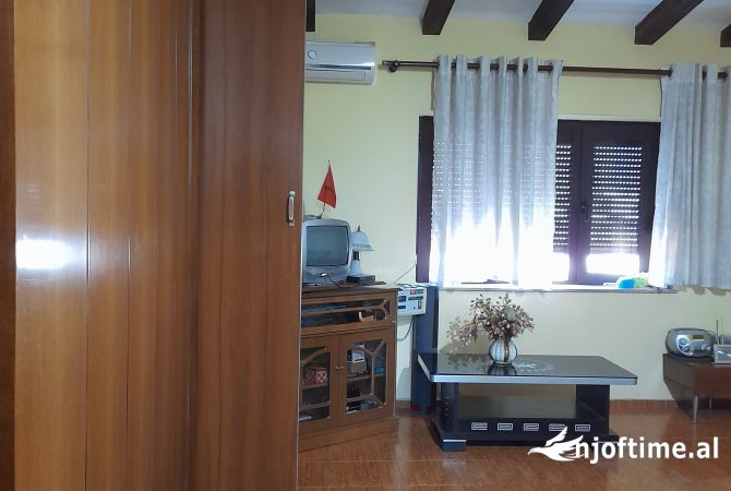 Shtepi ne shitje Apartament ne Tirane, 3+1, Mobilimi E mobiluar, Pagesa 155,001  Euro.