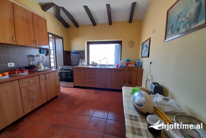 Shtepi ne shitje Apartament ne Tirane, 3+1, Mobilimi E mobiluar, Pagesa 155,001  Euro.