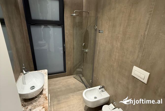 Shtepi me qera Apartament ne Tirane, 3+1, Mobilimi E mobiluar, Pagesa 2,001  Euro.