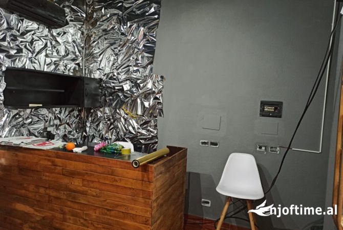 🏢 Jepet me Qira Ambient Biznesi buze rruge, 📍 afer Gjimnazit Partizani!!!! 🏠