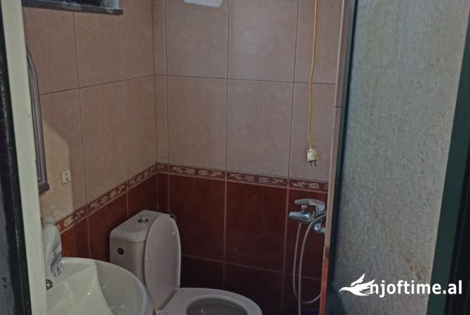 🏢 Jepet me Qira Ambient Biznesi buze rruge, 📍 afer Gjimnazit Partizani!!!! 🏠