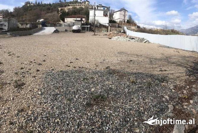 Truall ose Toke  ne Tirane - 1,201 Euro