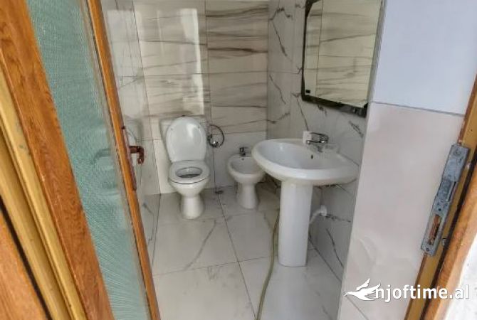 Ambient biznesi me qera 4+1 ne Tirane - 1,301 Euro