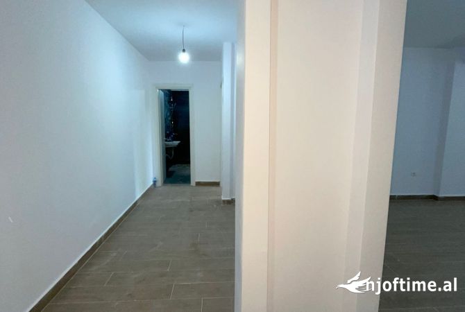 Shtepi ne shitje Apartament ne Tirane, 1+1, Mobilimi Bosh, pa mobiluar, Pagesa 128,800  Euro.