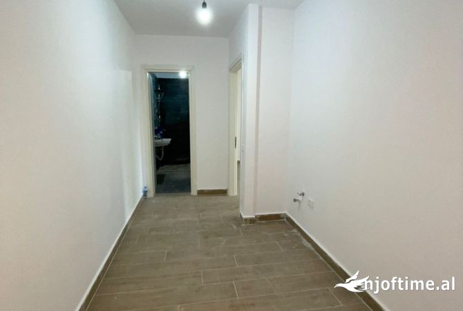 Shtepi ne shitje Apartament ne Tirane, 1+1, Mobilimi Bosh, pa mobiluar, Pagesa 128,800  Euro.