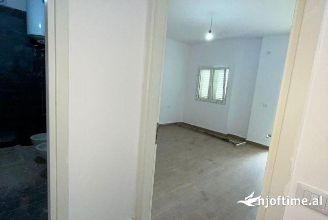 Shtepi ne shitje Apartament ne Tirane, 1+1, Mobilimi Bosh, pa mobiluar, Pagesa 128,800  Euro.
