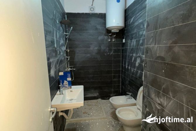 Shtepi ne shitje Apartament ne Tirane, 1+1, Mobilimi Bosh, pa mobiluar, Pagesa 128,800  Euro.