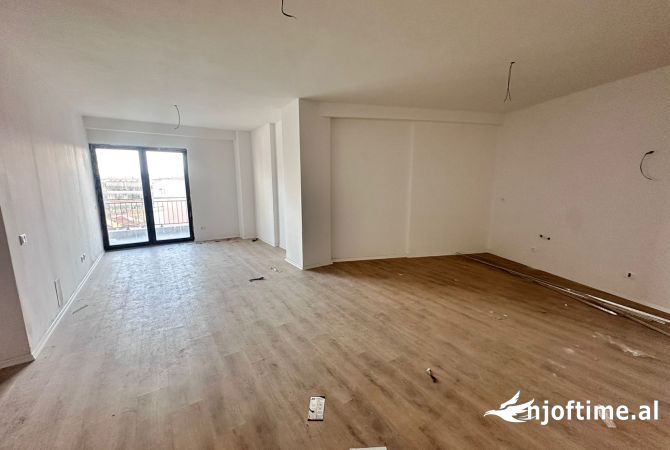 Shtepi ne shitje Apartament ne Tirane, 2+1, Mobilimi Bosh, pa mobiluar, Pagesa 290,000  Euro.