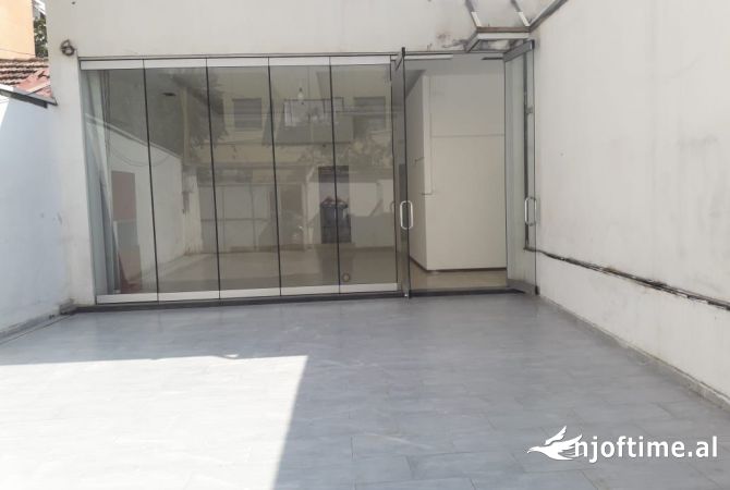 Ambient biznesi me qera 3+1 ne Tirane - 1,000 Euro