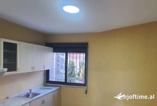 Ambient biznesi me qera 3+1 ne Tirane - 1,600 Euro