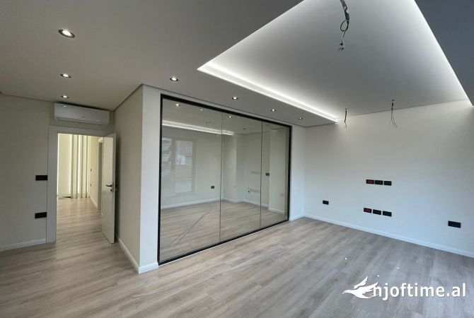 Shtepi me qera Duplex(shtepi me 2 kate) ne Tirane, 3+1, Mobilimi Bosh, pa mobiluar, Pagesa 1,400  Euro.