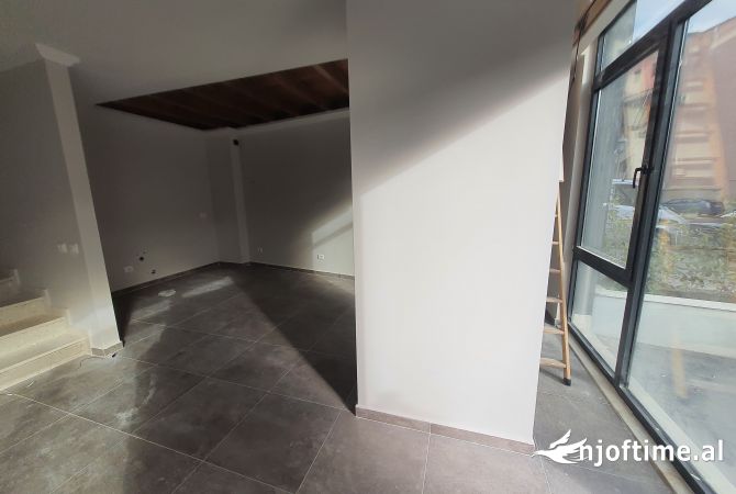 Shtepi me qera Duplex(shtepi me 2 kate) ne Tirane, 2+1, Mobilimi Bosh, pa mobiluar, Pagesa 1,200  Euro.