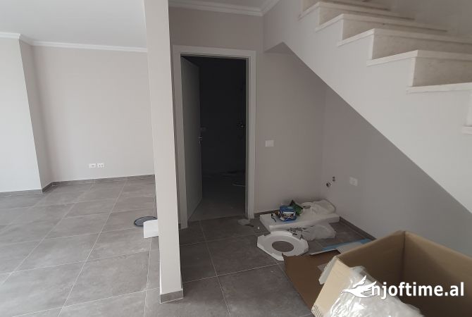 Shtepi me qera Duplex(shtepi me 2 kate) ne Tirane, 2+1, Mobilimi Bosh, pa mobiluar, Pagesa 1,200  Euro.