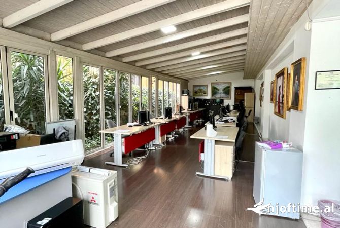 Ambient Biznesi per Shitje - Rruga e Elbasanit 600,000 Euro