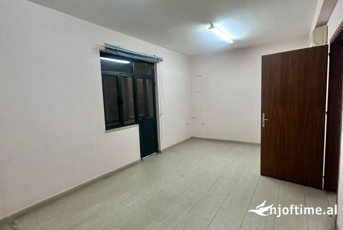 Ambient biznesi me qera 3+1 ne Tirane - 1,500 Euro
