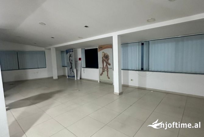 Ambient biznesi me qera 3+1 ne Tirane - 1,500 Euro