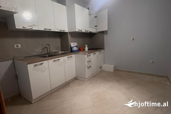 Shtepi me qera 2+1 ne Tirane - 700 Euro