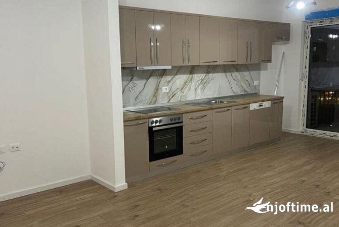 Shtepi me qera Apartament ne Tirane, 3+1, Mobilimi Bosh, pa mobiluar, Pagesa 500  Euro.