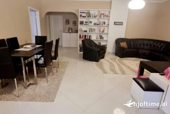 Shtepi me qera Apartament ne Tirane, 3+1, Mobilimi E mobiluar, Pagesa 700  Euro.