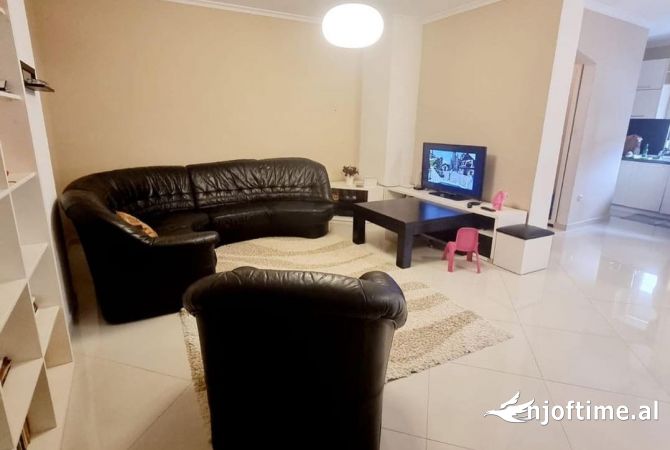 Shtepi me qera Apartament ne Tirane, 3+1, Mobilimi E mobiluar, Pagesa 700  Euro.