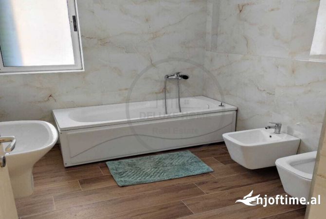 Shtepi me qera Apartament ne Tirane, 3+1, Mobilimi E mobiluar, Pagesa 650  Euro.