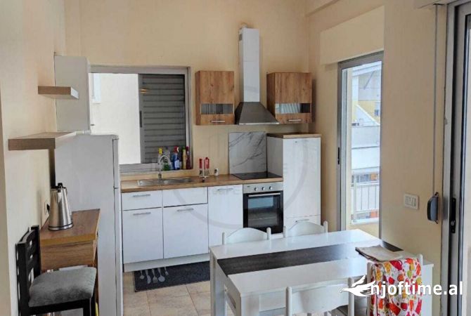 Shtepi me qera Apartament ne Tirane, 3+1, Mobilimi E mobiluar, Pagesa 650  Euro.