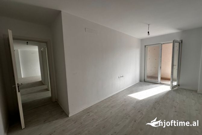 Shtepi ne shitje Apartament ne Tirane, 3+1, Mobilimi Bosh, pa mobiluar, Pagesa 140,000  Euro.