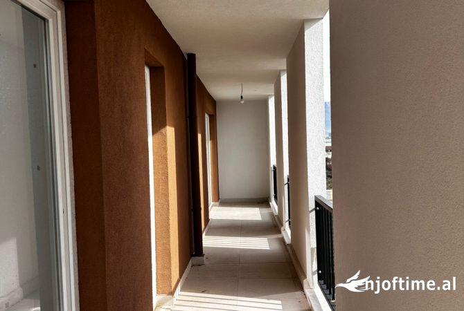 Shtepi ne shitje Apartament ne Tirane, 3+1, Mobilimi Bosh, pa mobiluar, Pagesa 140,000  Euro.