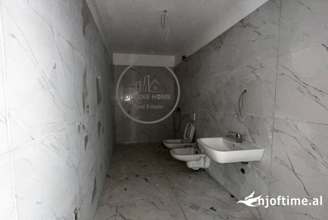 Shtepi ne shitje Apartament ne Tirane, 2+1, Mobilimi Bosh, pa mobiluar, Pagesa 170,000  Euro.