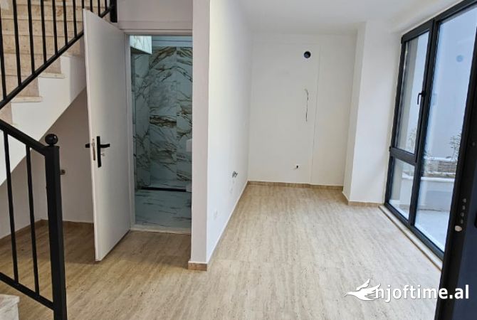 Shtepi me qera Duplex(shtepi me 2 kate) ne Tirane, 1+1, Mobilimi Bosh, pa mobiluar, Pagesa 1,000  Euro.