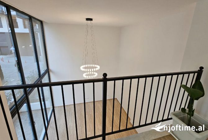 Shtepi me qera Duplex(shtepi me 2 kate) ne Tirane, 1+1, Mobilimi Bosh, pa mobiluar, Pagesa 1,000  Euro.