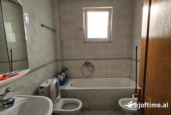 Shtepi ne shitje Apartament ne Tirane, 2+1, Mobilimi E mobiluar, Pagesa 167,000  Euro.