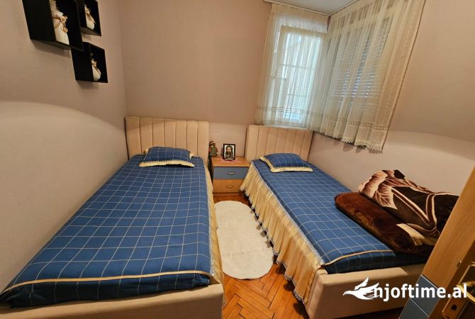 Shtepi ne shitje Apartament ne Tirane, 2+1, Mobilimi E mobiluar, Pagesa 167,000  Euro.