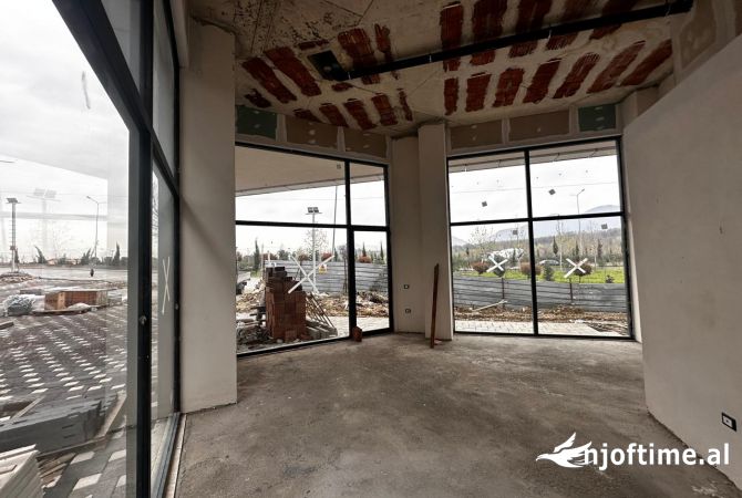 Ambiente Commerciale in Affitto 3+1 a Tirana - 1,600 Euro