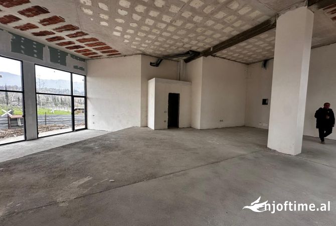 Ambient biznesi me qera 3+1 ne Tirane - 1,600 Euro