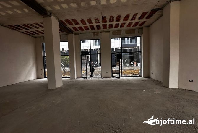 Ambiente Commerciale in Affitto 3+1 a Tirana - 1,600 Euro