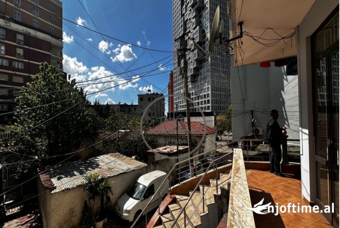 Ambiente Commerciale in Vendita 3+1 a Tirana - 620,000 Euro
