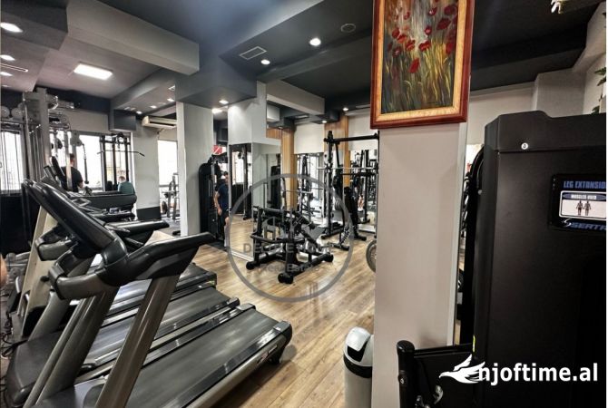 Ambiente Commerciale in Vendita 3+1 a Tirana - 620,000 Euro