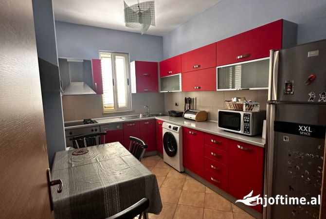 Shtepi ne shitje Apartament ne Tirane, 3+1, Mobilimi E mobiluar, Pagesa 145,000  Euro.