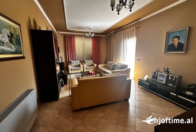 Shtepi ne shitje Apartament ne Tirane, 3+1, Mobilimi E mobiluar, Pagesa 145,000  Euro.