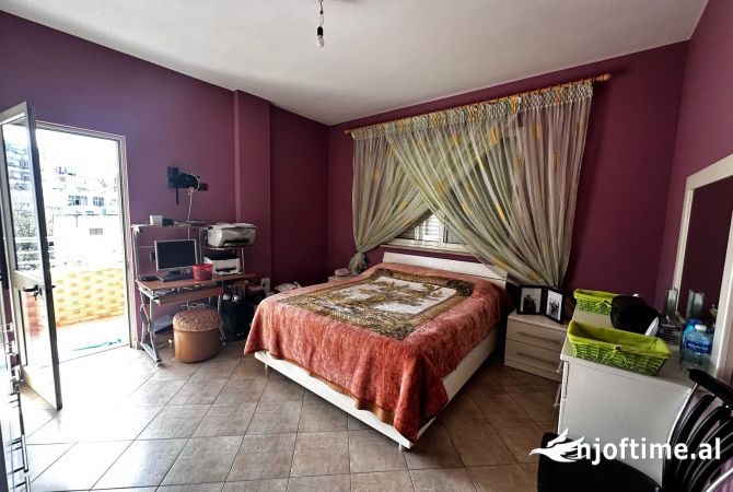 Shtepi ne shitje Apartament ne Tirane, 3+1, Mobilimi E mobiluar, Pagesa 145,000  Euro.
