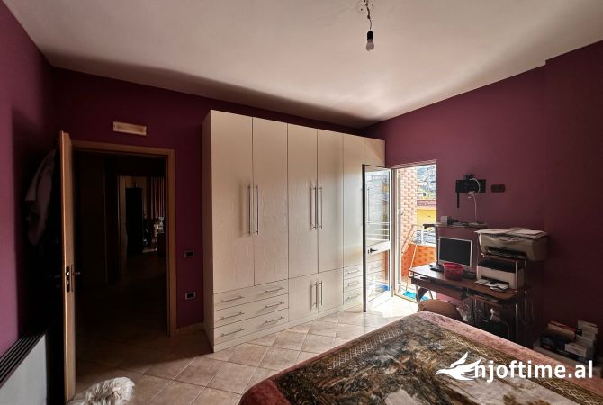 Shtepi ne shitje Apartament ne Tirane, 3+1, Mobilimi E mobiluar, Pagesa 145,000  Euro.