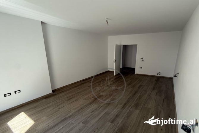 Shtepi ne shitje Apartament ne Tirane, 1+1, Mobilimi Bosh, pa mobiluar, Pagesa 160,000  Euro.