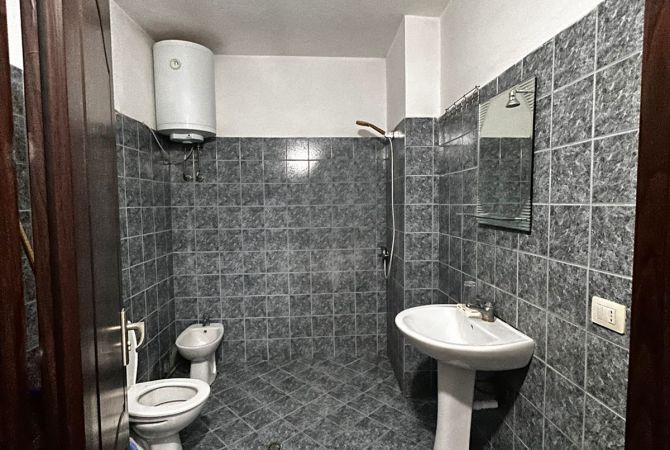Shtepi me qera Apartament ne Tirane, 2+1, Mobilimi Pjeserisht e mobiluar, Pagesa 350  Euro.
