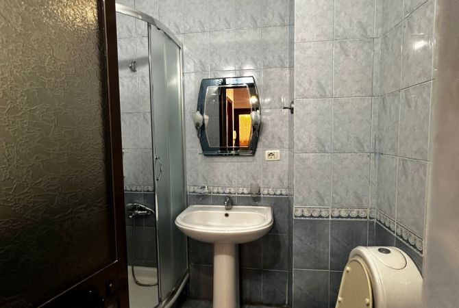 Shtepi me qera Apartament ne Tirane, 2+1, Mobilimi E mobiluar, Pagesa 400  Euro.